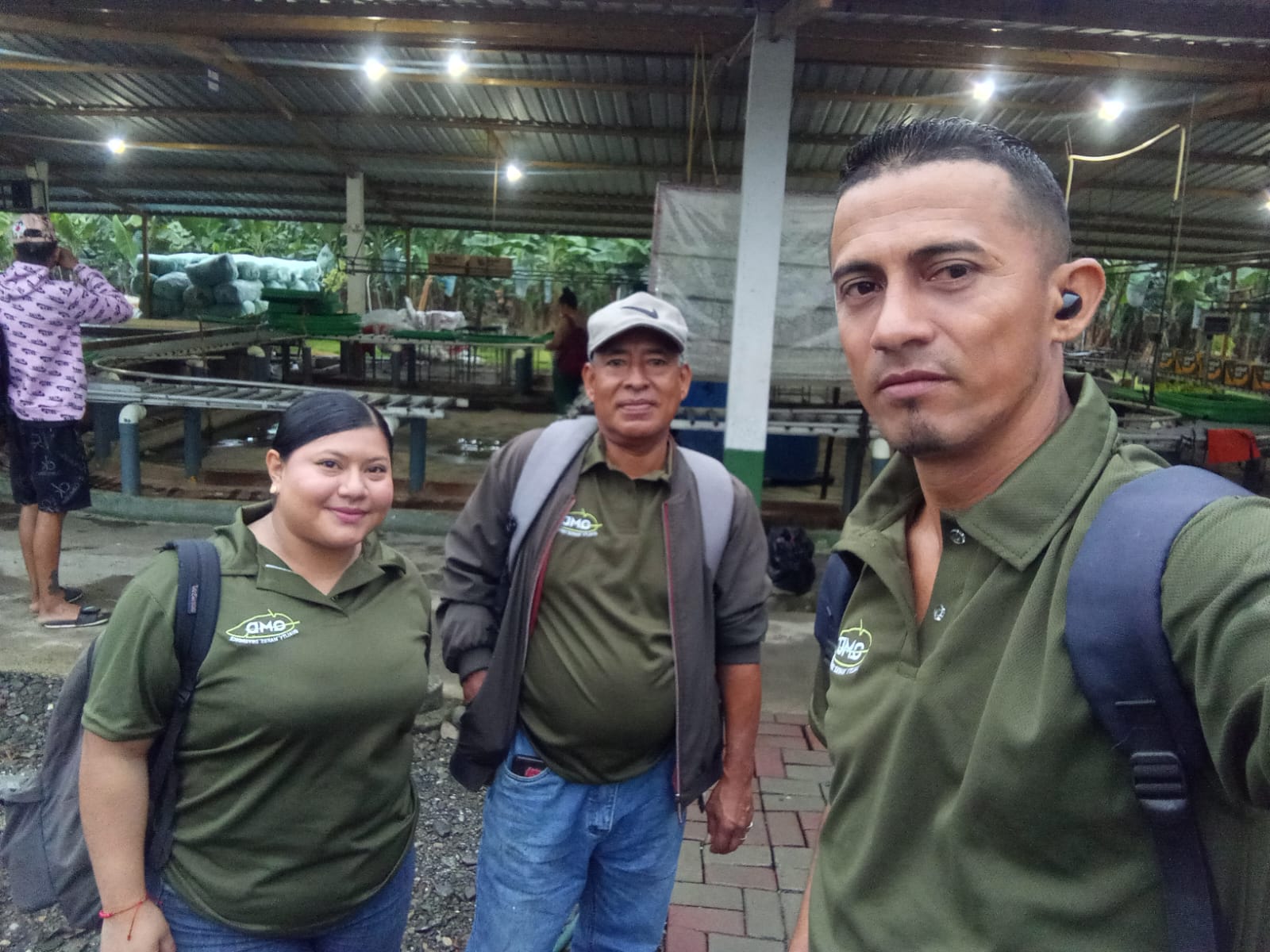 Equipo QMD con uniforme en empacadora